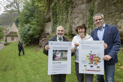 Bürgermeister Wolfgang Erichson, der Vorsitzende des Geo-Naturpark Bergstraße-Odenwald, Landrat Christian Engelhardt und die baden-württembergische Finanzstaatssekretärin Gisela Splett ( Grüne ) präsentierten die Auszeichnung das „Geotop des Jahres 2016“. Philipp Rothe als Quelle des Bildes 